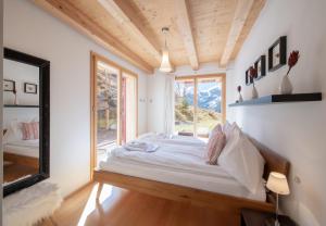 - une chambre avec un grand lit et une fenêtre dans l'établissement Chalet Wyssbirg, à Wengen