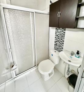 ein Bad mit einem WC, einer Dusche und einem Waschbecken in der Unterkunft Apartaestudio Luiggis Cucuta in Cúcuta