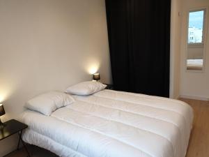 En eller flere senge i et værelse på Appartement 3 Chambres + 4 billeder