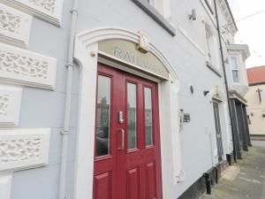 een rode deur aan de zijkant van een gebouw bij The Rocket in Bridlington