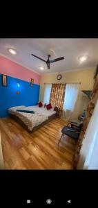um quarto com uma cama e uma parede azul em Hotel Young Mamta em Srinagar