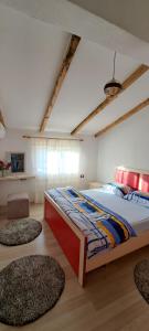1 dormitorio con 1 cama grande y 2 alfombras en The house of dreams, en Shkodër