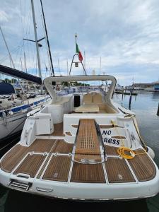 una barca è ormeggiata in acqua di Cesenatico in Barca con Mira 37 a Cesenatico