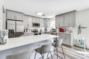 Η κουζίνα ή μικρή κουζίνα στο Hot Tub, Game Room Peaceful Poconos Home!