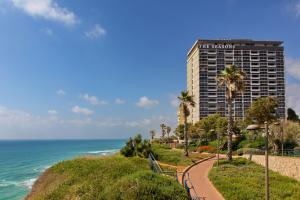 een hotel aan het strand naast de oceaan bij The Seasons Hotel -Studio & Suite in Netanya