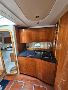 una piccola cucina con lavandino in un camper di Cesenatico in Barca con Mira 37 a Cesenatico