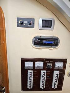 pannello di controllo sul lato di una barca di Cesenatico in Barca con Mira 37 a Cesenatico