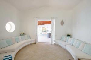 ein Wohnzimmer mit zwei weißen Sofas und einem Eingang in der Unterkunft Villa Stella Turchese - IUN F0243 in Torre delle Stelle