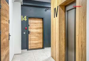 a hallway with a wooden door in a room at Artystyczny in Racibórz