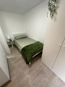 ein Schlafzimmer mit einem Bett in einem weißen Zimmer in der Unterkunft Single ensuite room in London