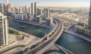 una vista aérea de una ciudad con tráfico en una autopista en Address Beach Resort Apartment, en Dubái