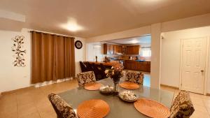 uma cozinha e sala de jantar com mesa e cadeiras em Home with 2 Car Closed Parking em Santa Mónica Sur