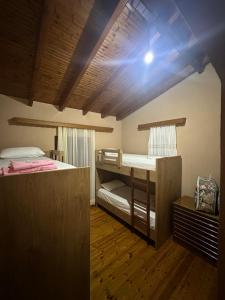 2 literas en una habitación con suelo de madera en Villa Anna, en Sarandë