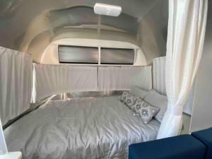 Postel nebo postele na pokoji v ubytování Modern Airstream with amazing view - 10 to 15 minutes from Kings Canyon National Park
