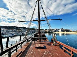 a boat is docked on a dock in the water at Holibai, Viaxeiro, Apto tranquilo y moderno in Baiona