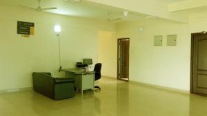 un ufficio con scrivania e sedie in camera di Vaishnavi Residency, Srikalahasti a Srikalahasti