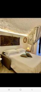 um quarto com duas camas e um relógio na parede em La casa del '600 Holiday House Amalfi Coast em Amalfi