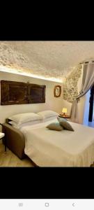 una camera da letto con due letti e un orologio a parete di La casa del '600 Holiday House Amalfi Coast ad Amalfi