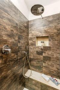 uma casa de banho com chuveiro e cabeça de chuveiro em La casa del '600 Holiday House Amalfi Coast em Amalfi