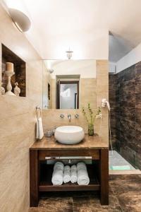 uma casa de banho com um lavatório e um espelho em La casa del '600 Holiday House Amalfi Coast em Amalfi