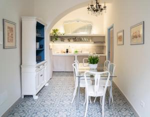 a kitchen and dining room with a table and chairs at Riobasco in Albisola Superiore