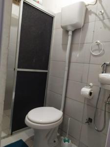 y baño con aseo y ducha. en OLHO GREGO Hospedagem em ARRAIAL d'AJUDA, en Arraial d'Ajuda