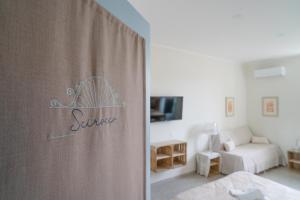 sala de estar con ventana y cortina de ducha en Riobasco, en Albisola Superiore