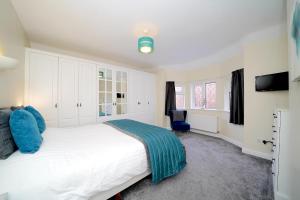 CardestonにあるLower Lodgeのベッドルーム(大きな白いベッド1台、テレビ付)