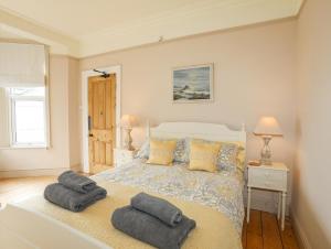 una camera con un letto con due cuscini sopra di Llwyn Onn a Criccieth