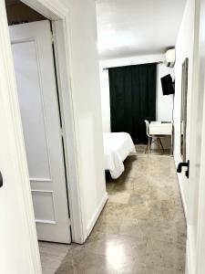 1 dormitorio con 1 cama y una puerta que conduce a una habitación en Alojamiento Bruckner, en Málaga
