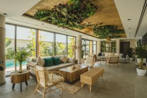 Nas House Private Villas في دبي: غرفة معيشة مع أريكة وكراسي