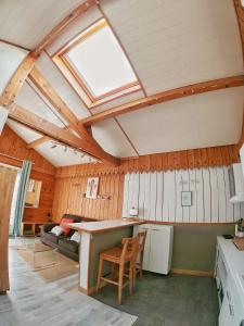 eine Küche im Dachgeschoss mit einem Dachfenster in einem Haus in der Unterkunft La Caravelle - Chalet t2 climatisé lit queen size ou twin in Tarbes