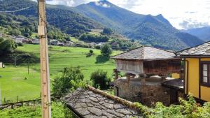 a view of a village with mountains in the background at Casa bartolin in Gédrez