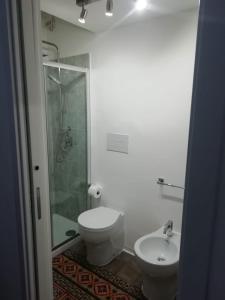 e bagno con servizi igienici, doccia e lavandino. di SAT Appartamenti Locazioni turistiche brevi-G&P HOLIDAY HOME a Trapani