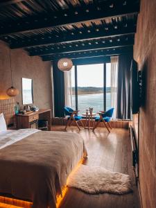 イスタンブールにあるMarina Fener Hotel & Suiteのベッドルーム1室(大型ベッド1台、デスク、椅子付)