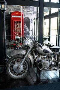 una motocicleta estacionada al lado de una cabina telefónica roja en Gudauri Loft Hotel en Gudauri