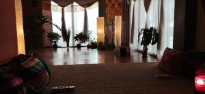 Nirvana Yoga Center في أريثيفي: غرفة معيشة بها أريكة وبعض النباتات