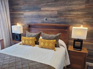 una camera con un letto con due lampade sui tavoli di Hotel Puerta del Lago a Puerto Varas