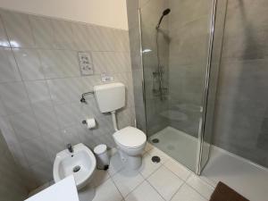 een badkamer met een toilet en een douche bij Apartamento Margarita in Quarteira