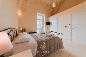 1 dormitorio con 2 camas en una habitación en Baroque B&B en Lecce