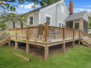 una gran terraza de madera frente a una casa en Location! Minutes to Downtown and Folly Beach, en Charleston