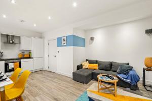 ein Wohnzimmer mit einem Sofa und einem Tisch in der Unterkunft May Disc - Long Stay - Contractors in Swindon