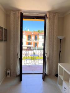 an open door to a balcony with a view at TRILO COPPO CON SPIAGGIA E POSTO AUTO in Numana