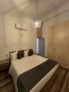 1 dormitorio con cama grande y luz en ALTAVILLAS Apartment 7 Deluxe GENNARO, en Kakí Vígla