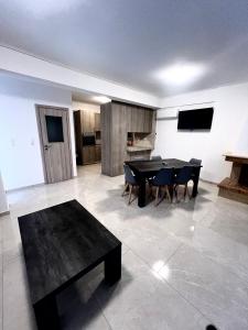 sala de estar con mesa negra y sillas en ALTAVILLAS Apartment 7 Deluxe GENNARO, en Kakí Vígla