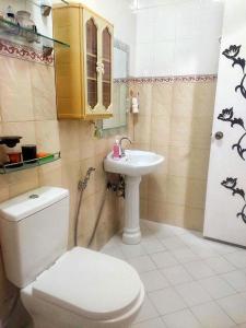 uma casa de banho com um WC e um lavatório em Affordable Spacious Bedroom & Bathroom near DVO Airport em Davao