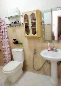 ダバオシティにあるAffordable Spacious Bedroom & Bathroom near DVO Airportのバスルーム(トイレ、洗面台付)