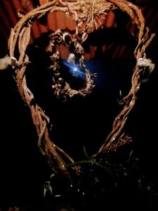 un primer plano de un corazón hecho de cuerda en Eco Hostal Tierra de Agua y Fuego, en San Rafael