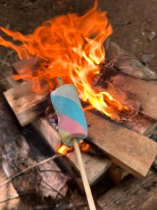 un fuego con una espátula junto a una fogata en Espaço camping -Barraca 3, en Itapira