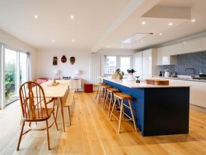 Kuchyň nebo kuchyňský kout v ubytování Rivermead Beach House -Modern beach house with indoor pool